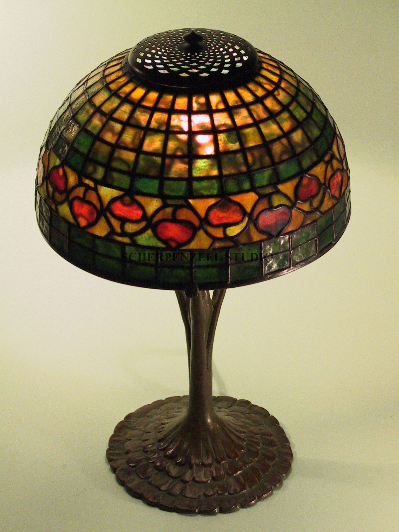 Acorn on 3-arm ruffle base