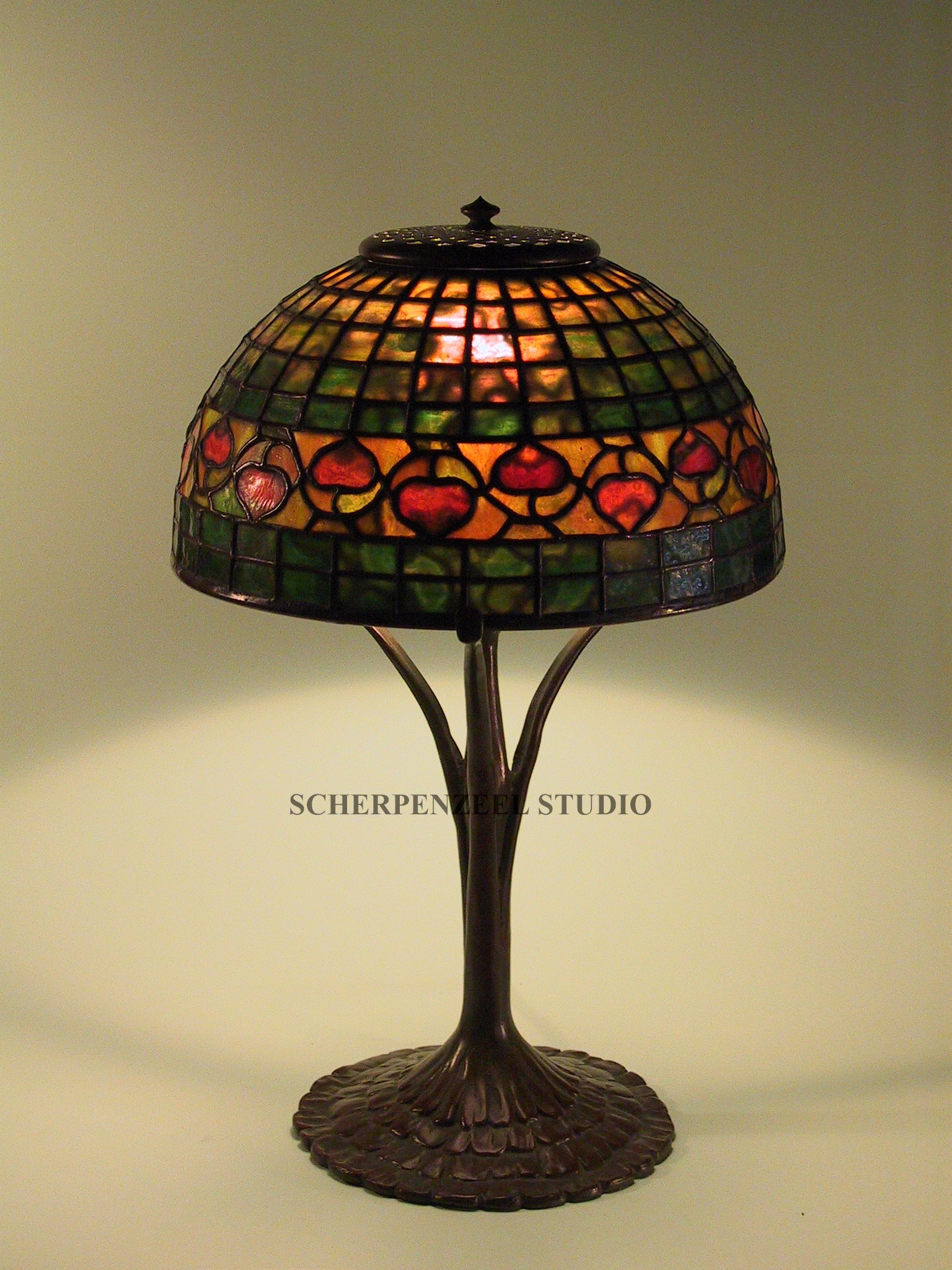 Acorn on 3-arm ruffle base