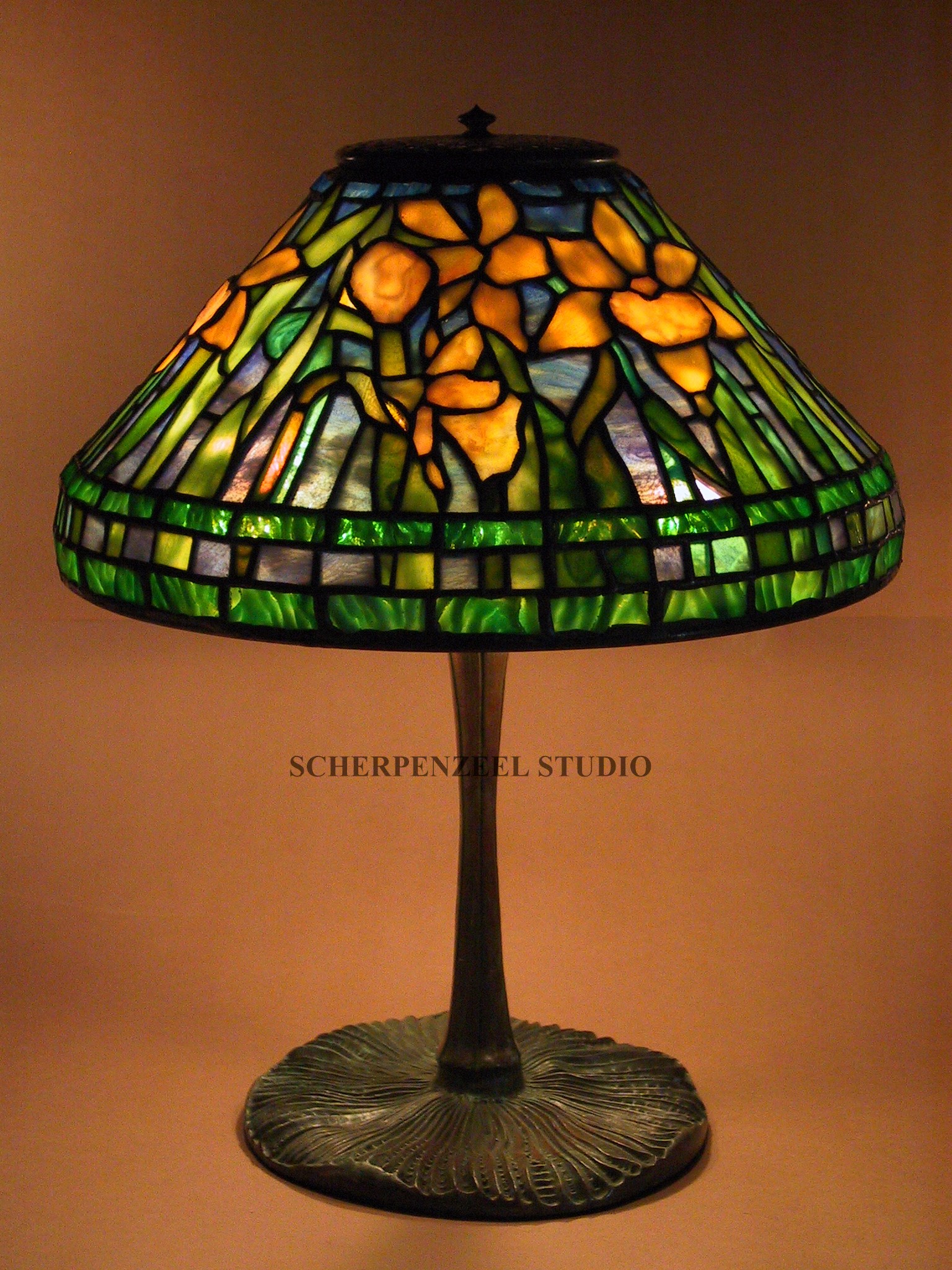 14" Daffodil on Mushroom base