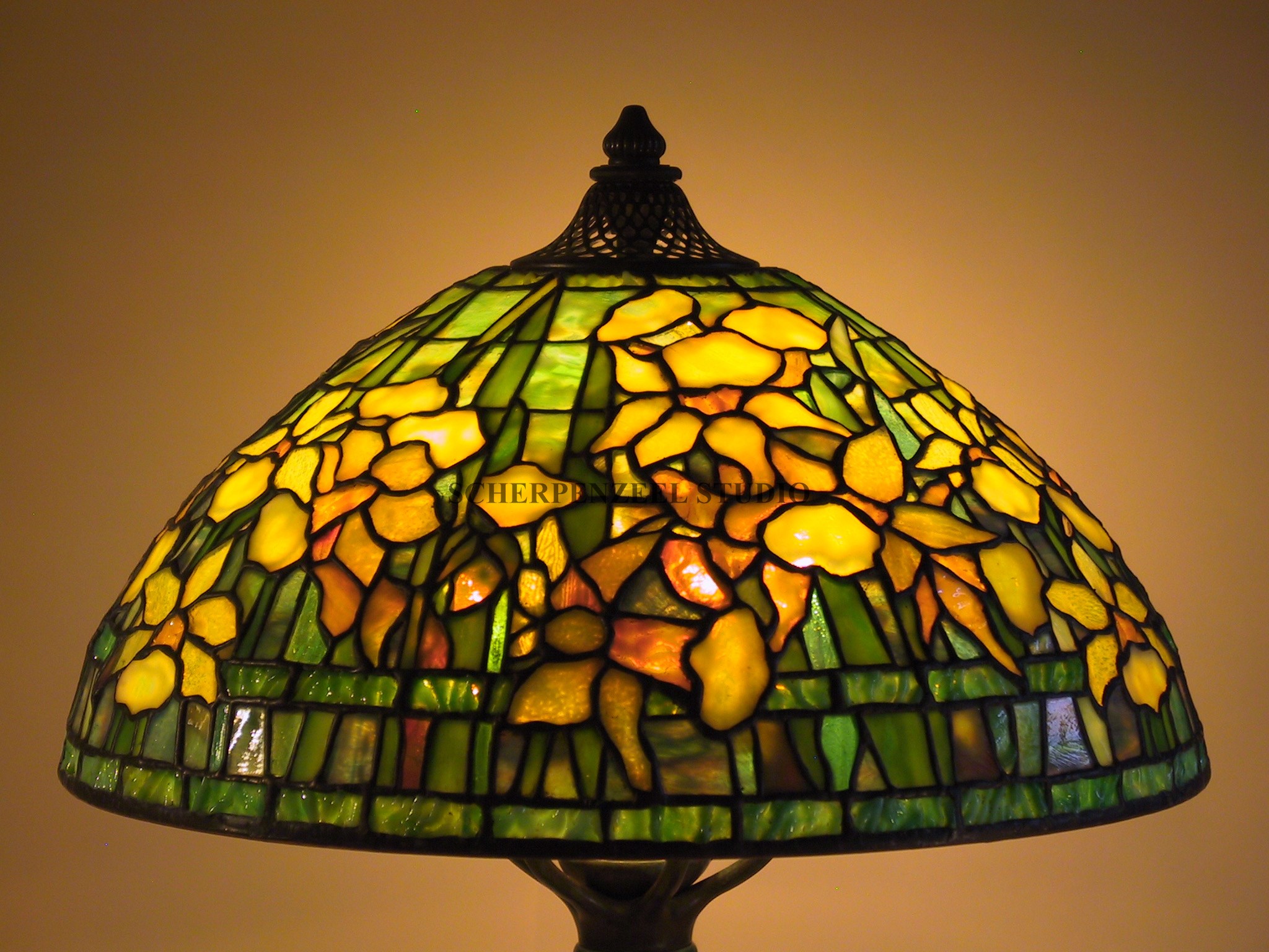 Banded daffodil shade