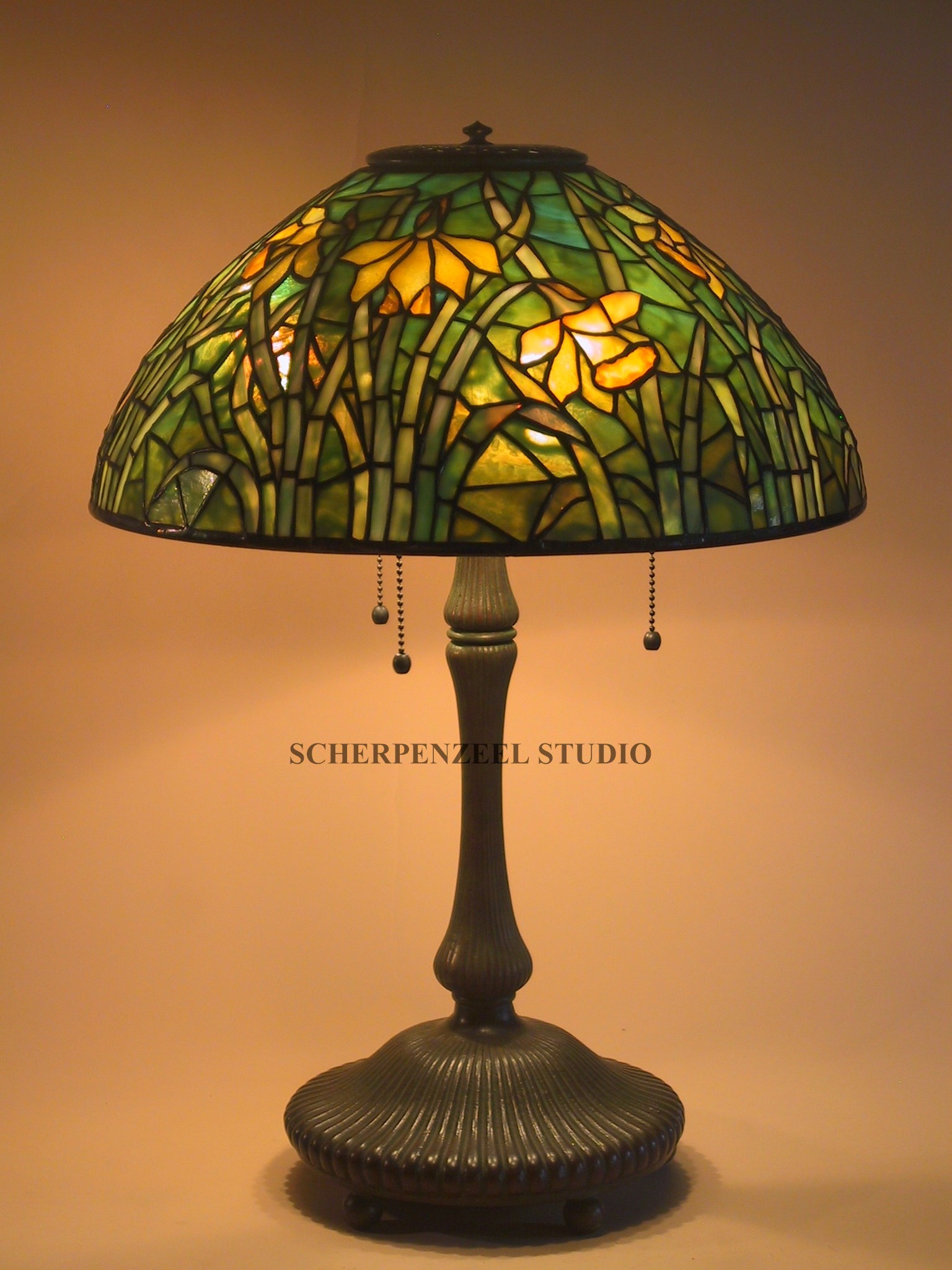 Daffodil on ribbed base