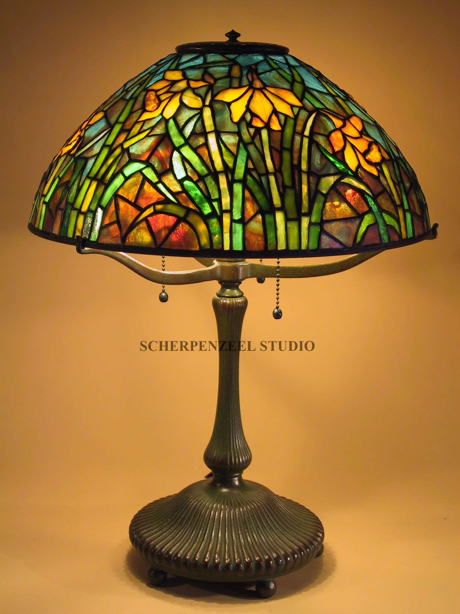 Daffodil on ribbed base