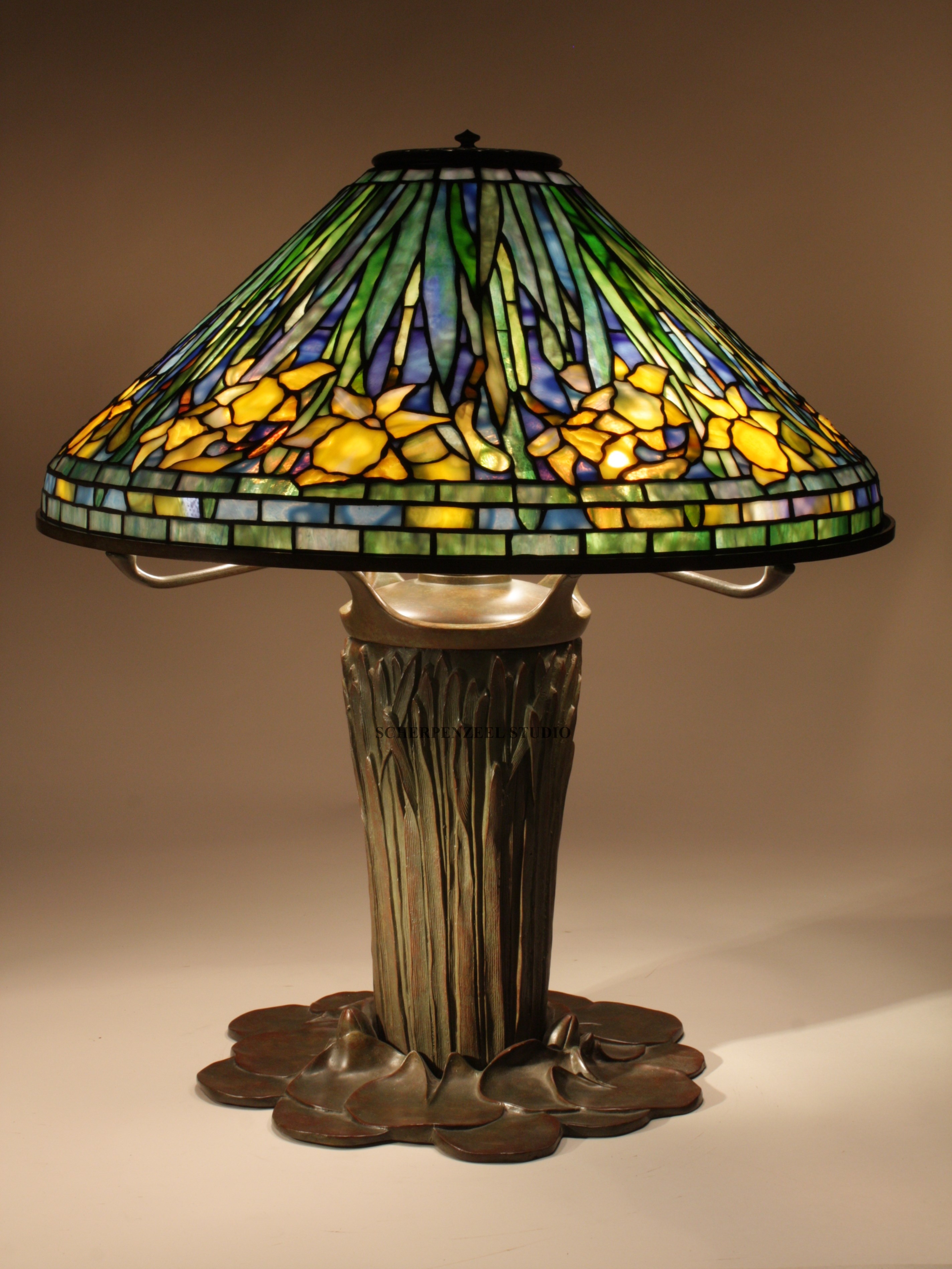 20" Daffodil on Cattail base